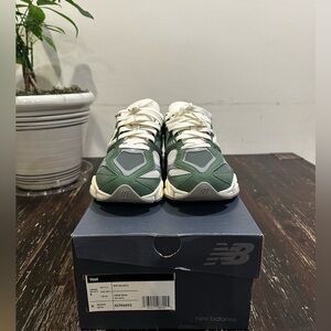 BRAND NEW NEW BALANCE 9060 SIZE 6